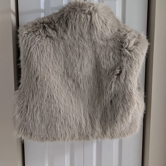 ALO Yoga Opulent Faux Fur Vest - Picture 7 of 7